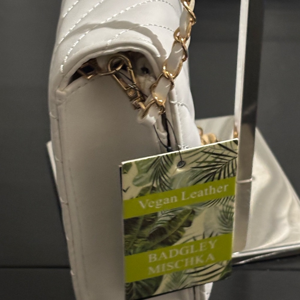 NWT Badgley Mischka White Quilted Crossbody Bag Gold Chain Tassel Logo Clutch - Picture 6 of 13